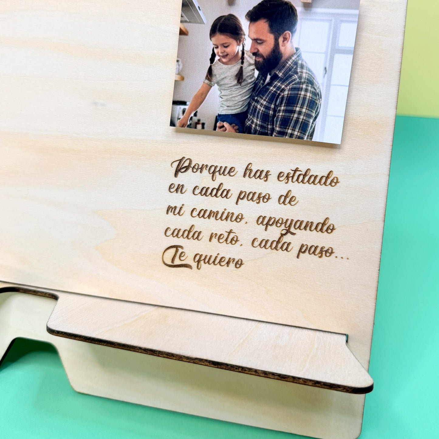 SOPORTE PARA MÓVIL Y ACCESORIOS (COLECCIÓN DÍA DEL PADRE 2026)