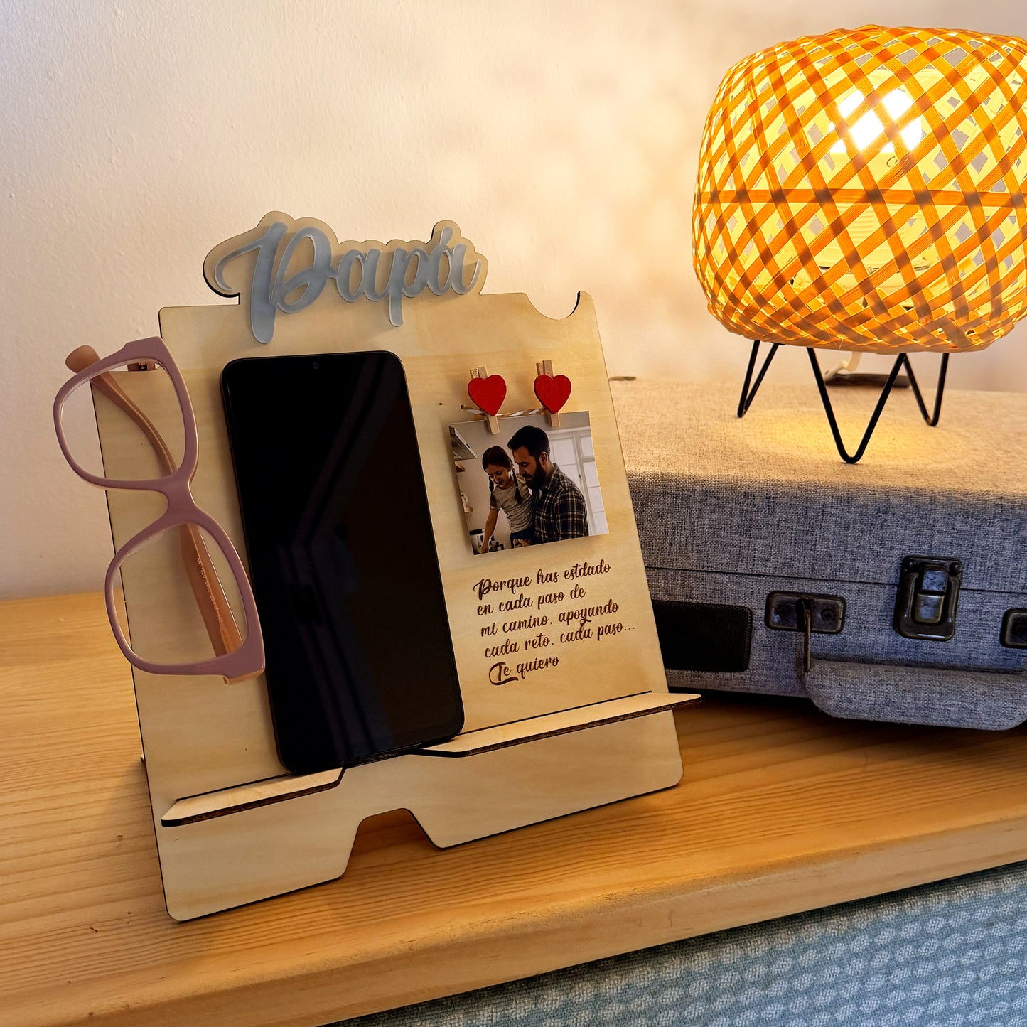 SOPORTE PARA MÓVIL Y ACCESORIOS (COLECCIÓN DÍA DEL PADRE 2026)